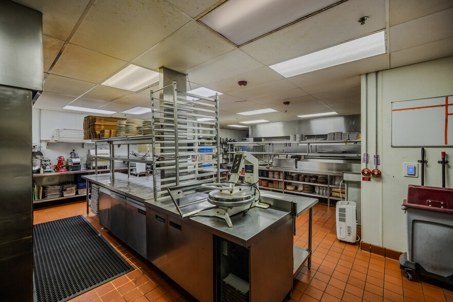 More Photos Of 1900 & 1924 Marshall St NE, Minneapolis Restaurant For Sale