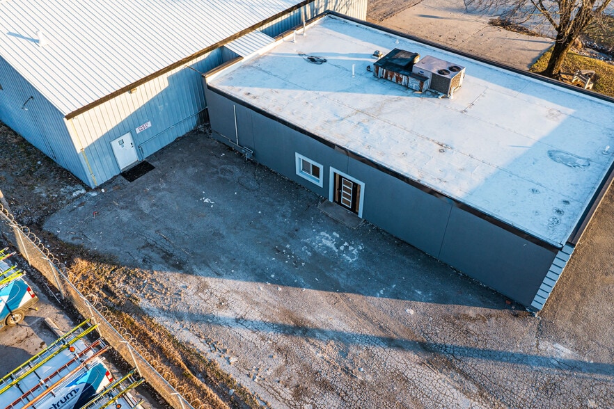 More Photos Of 1301 Fabricon Blvd, Jeffersonville Light Manufacturing For Lease