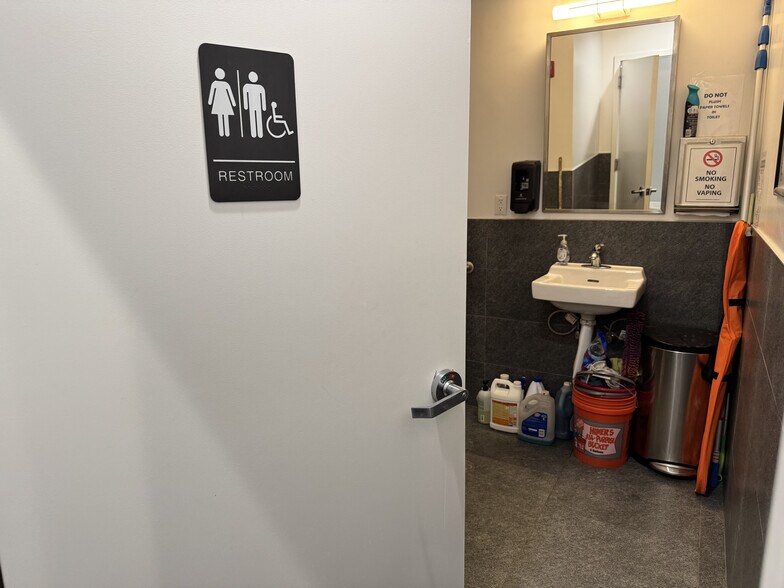 More Photos Of 321 Starr St, Brooklyn Storefront For Lease