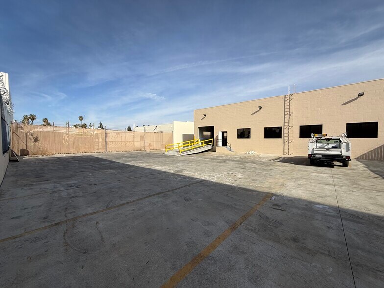 More Photos Of 8945 Quartz Ave, Northridge Warehouse For Lease