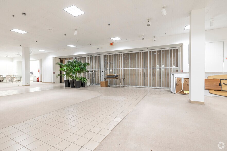More Photos Of 1400-1420 N Parham Rd, Richmond Unknown For Lease