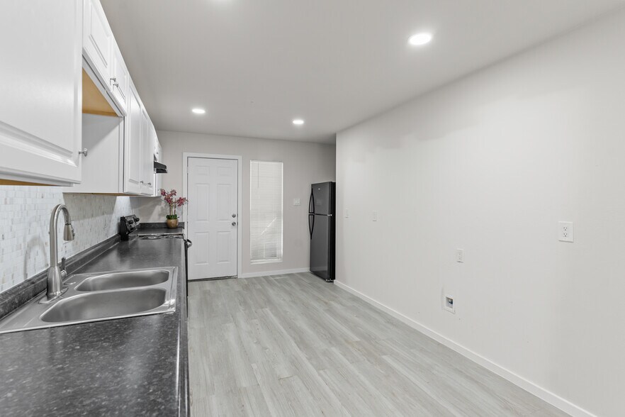 More Photos Of 8330 Carvel Ln, Houston Apartments For Sale