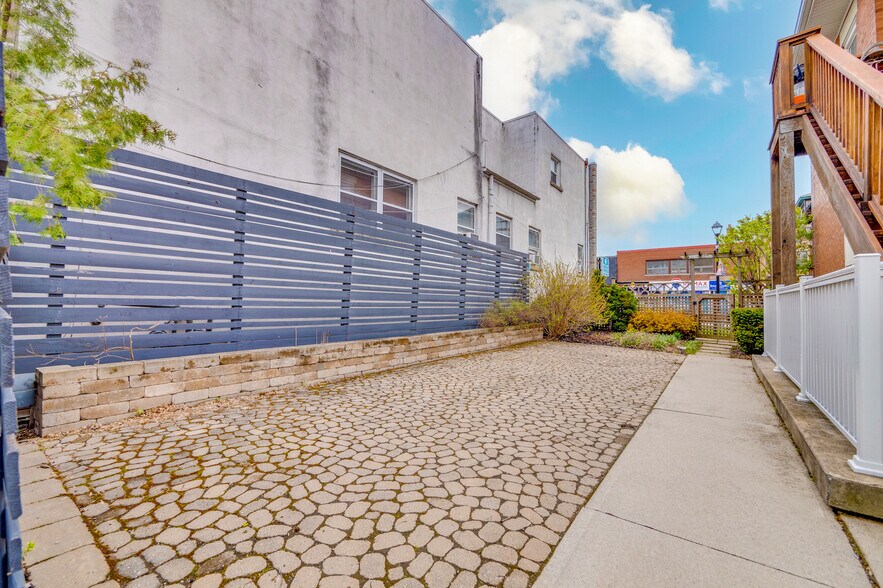 More Photos Of 201 Queen St S, Mississauga Storefront Retail Office For Sale