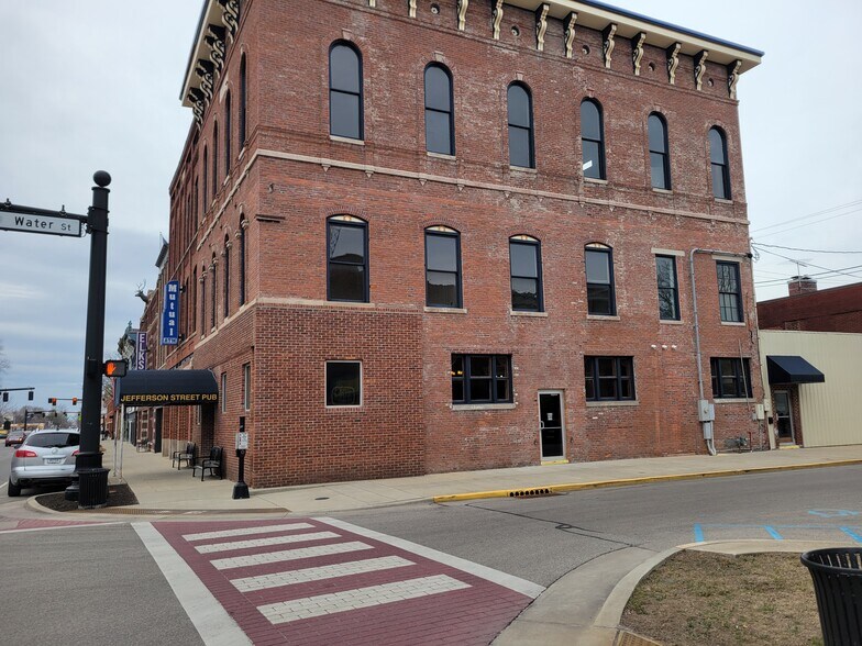 More Photos Of 90 E Jefferson St, Franklin Specialty For Lease