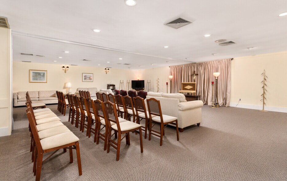 More Photos Of 94 E Montauk Hwy, Hampton Bays General Retail For Sale