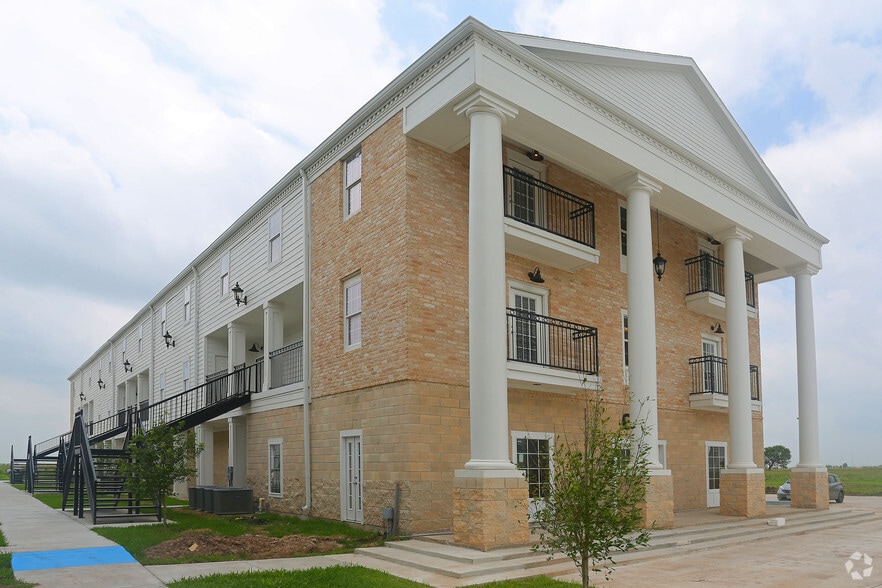 More Photos Of 680 E Ocean Blvd, Los Fresnos Apartments For Lease