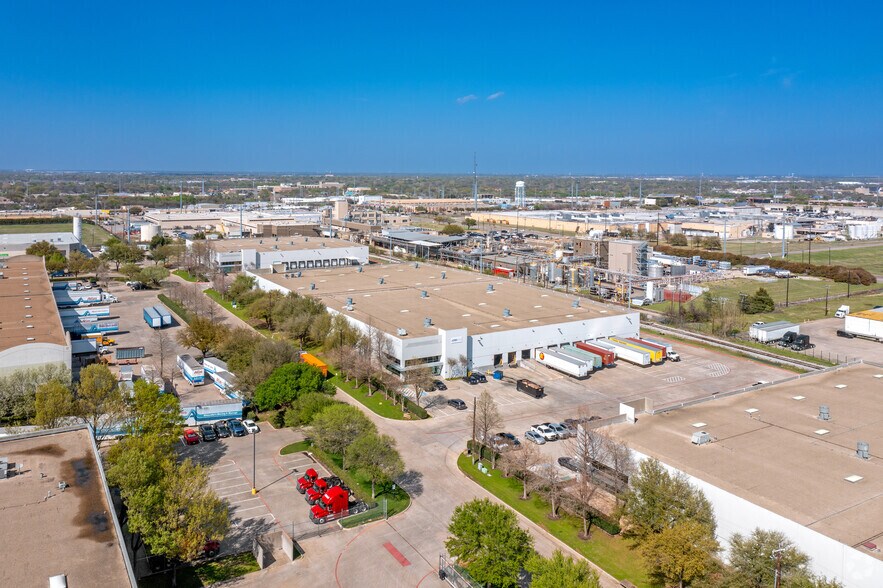 More Photos Of 902 Nicholson Rd, Garland Warehouse For Lease