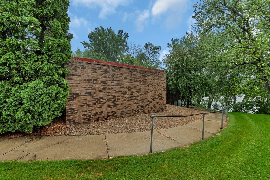 More Photos Of 10 Riverside Ave S, Sartell Office For Lease