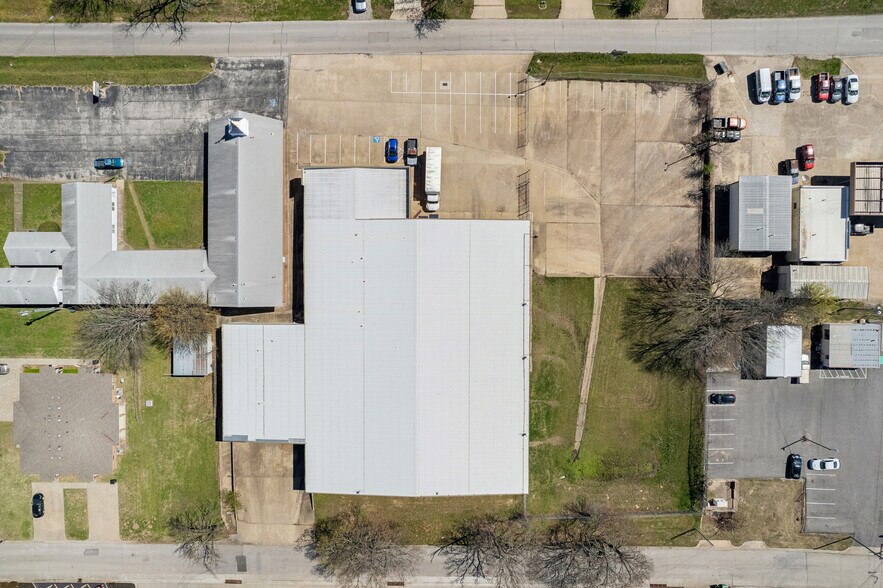 More Photos Of 710 S Adams St, Sapulpa Distribution For Sale