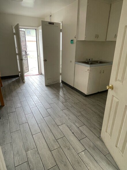 More Photos Of 2924-2926 W Manchester Blvd, Inglewood General Retail For Lease