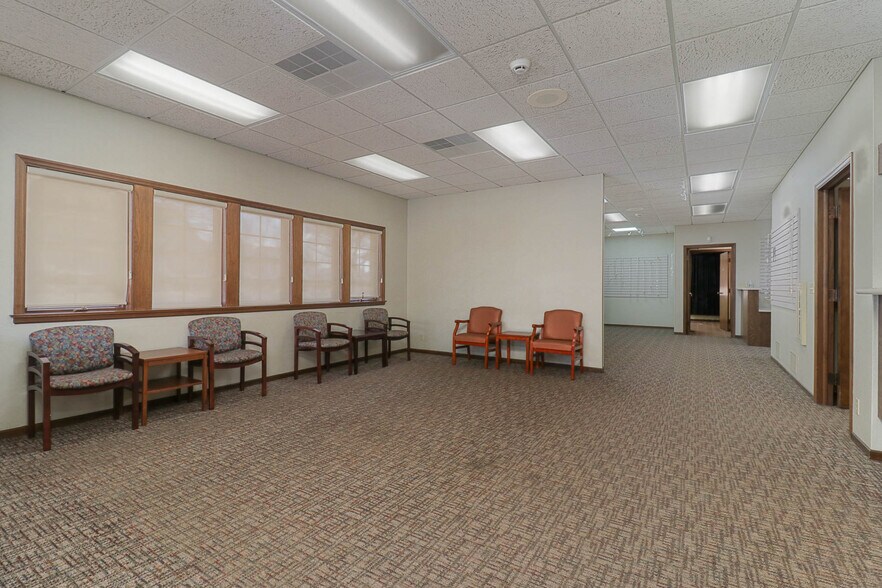 More Photos Of 725 S 14th St, Pekin Medical For Sale