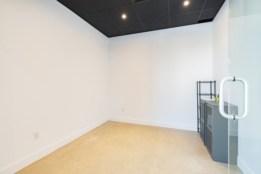 More Photos Of 65 Rue De La Rive Droite, Bromont Storefront Retail Office For Sale