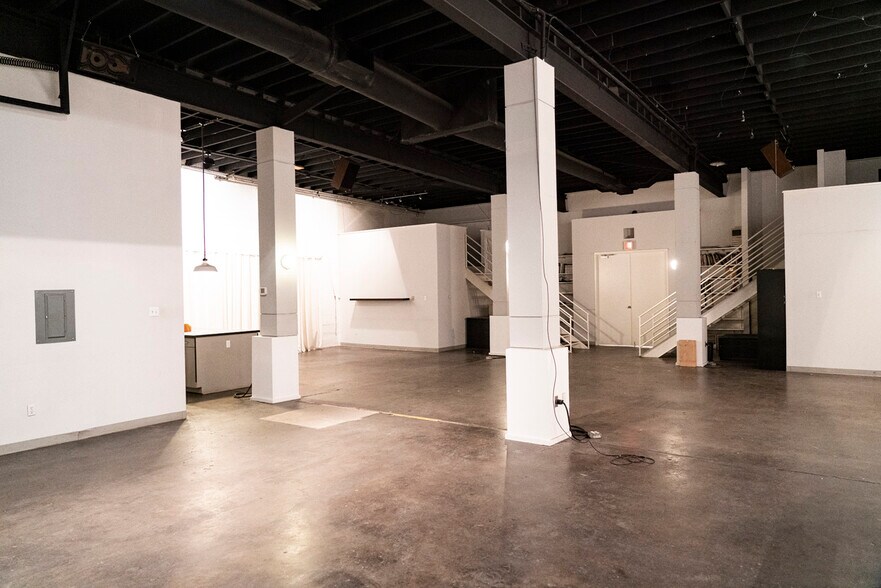More Photos Of 2917 Canton St, Dallas Flex For Lease