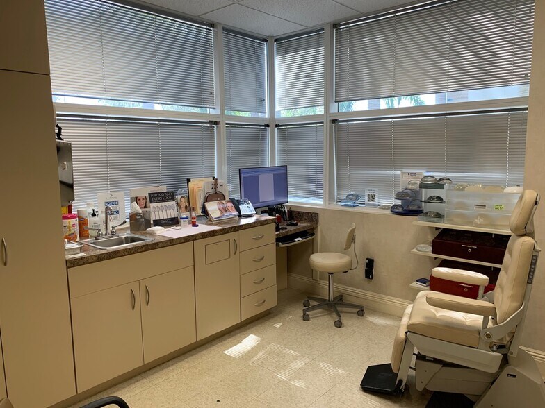 More Photos Of 670 Glades Rd, Boca Raton Medical For Sale