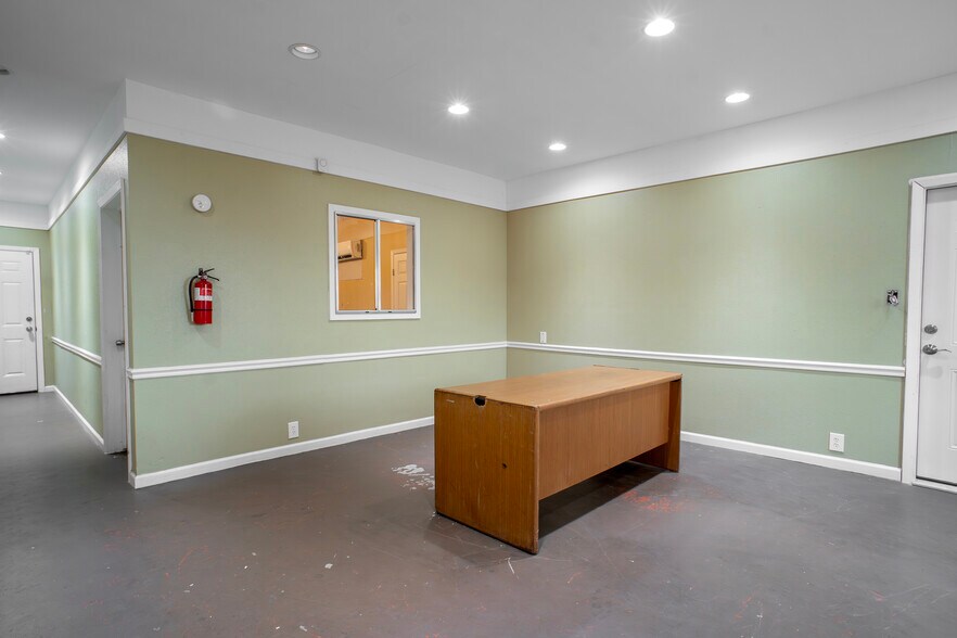 More Photos Of 910 Brenda St, Houston Warehouse For Sale