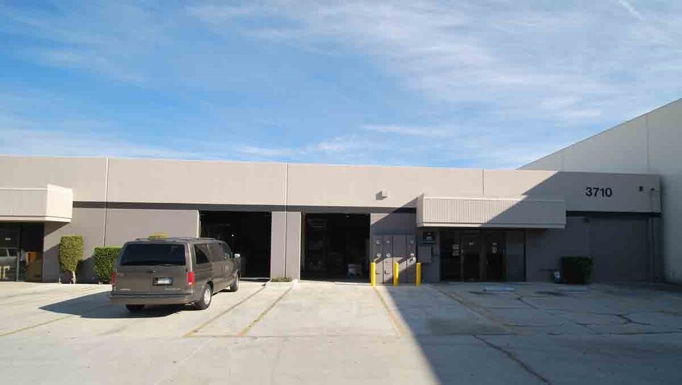 More Photos Of 3673 N Industry Ave, Lakewood Flex For Lease
