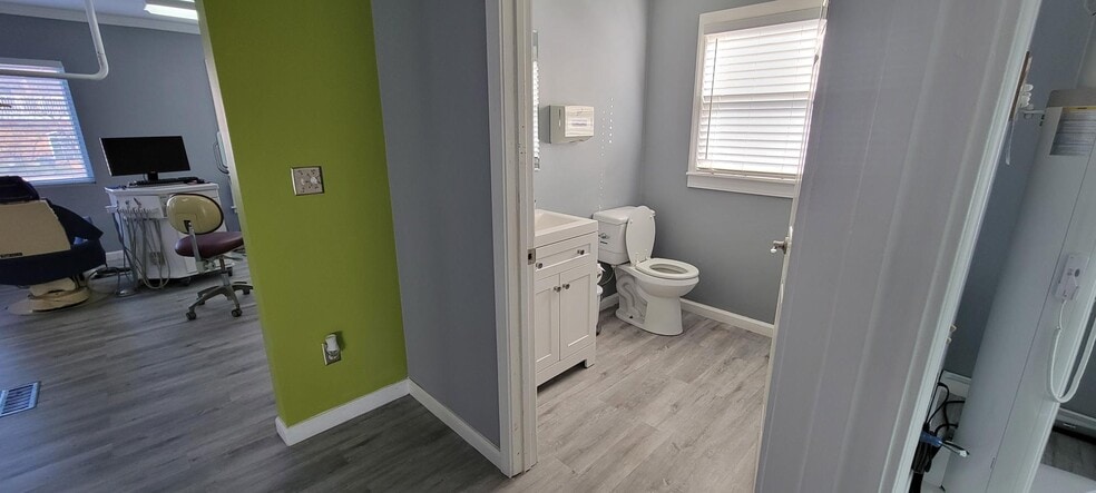 More Photos Of 5940 Lamar Ave, Mission Freestanding For Lease