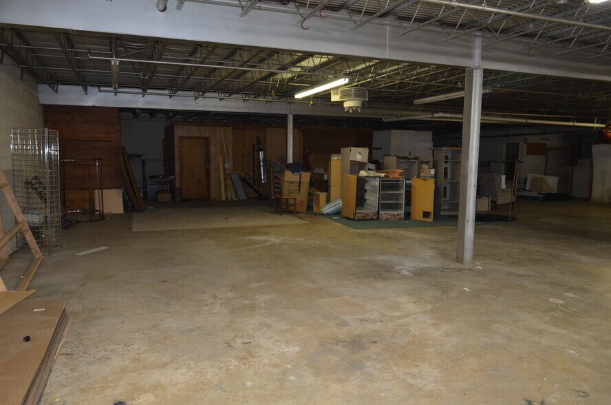 More Photos Of 316-326 Eureka Ave, Berryville Supermarket For Lease