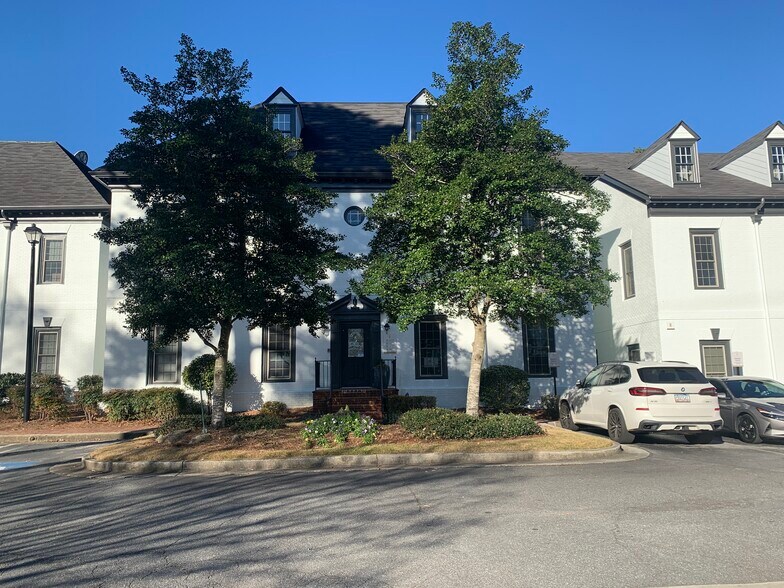 More Photos Of 4840 Roswell Rd NE, Atlanta Unknown For Lease