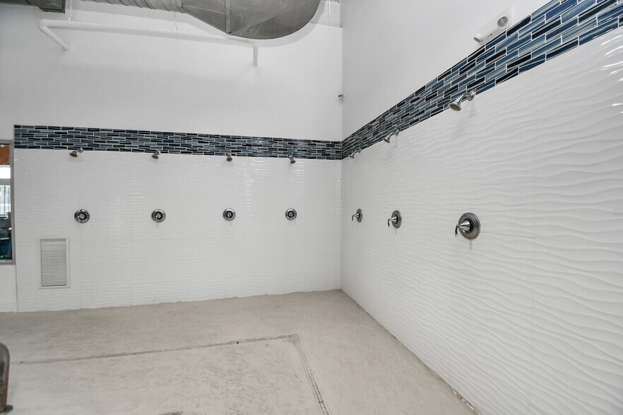 More Photos Of 10423 N Sam Houston Pky E, Humble Sports And Entertainment For Sale