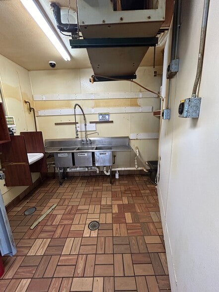 More Photos Of 537 Ridge St, Mineral Point Convenience Store For Sale