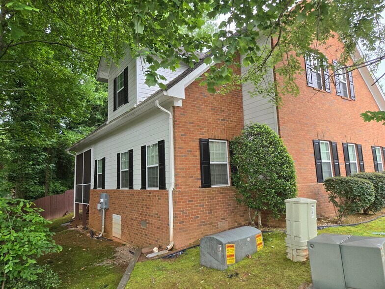 More Photos Of 140 Howard Ln, Fayetteville Office For Sale