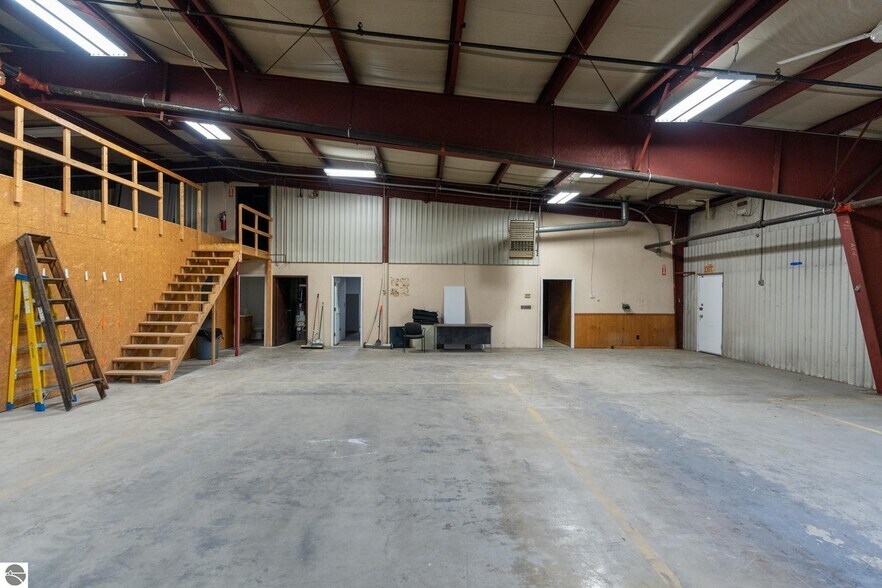 More Photos Of 910 Industrial Dr, Mount Pleasant Warehouse For Sale
