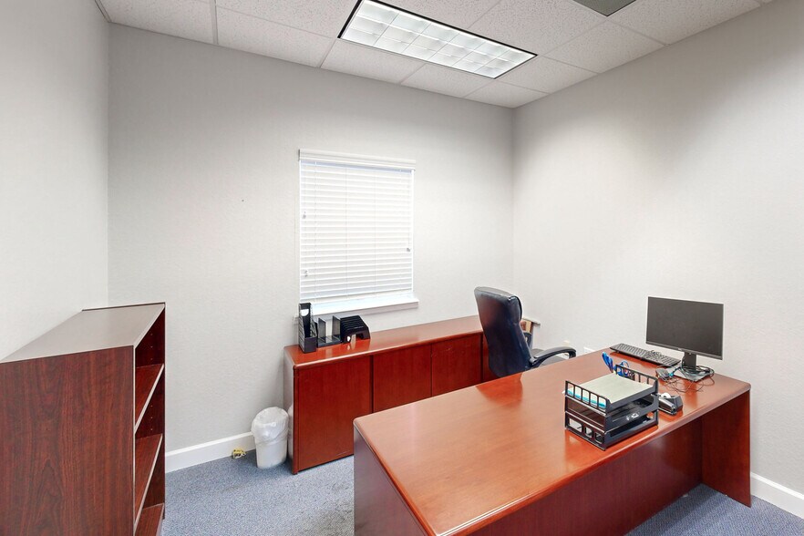 More Photos Of 910 N Fern Creek Ave, Orlando Office Residential For Lease