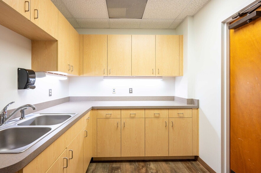 More Photos Of 6719 Gall Blvd, Zephyrhills Medical For Sale