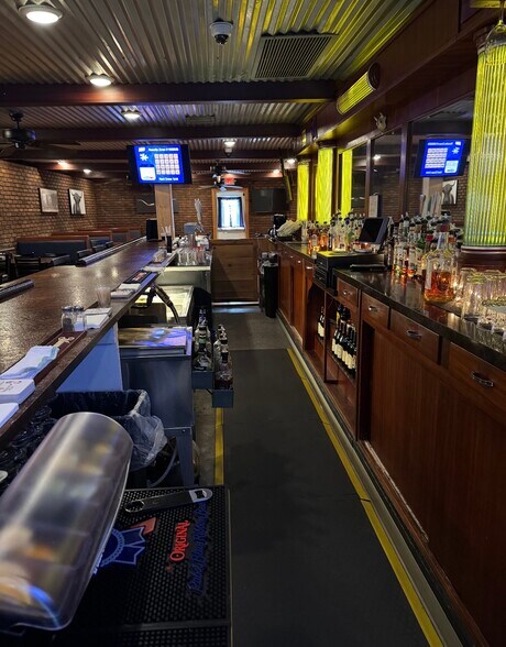More Photos Of 617 S Washington St, New Paris Bar For Sale