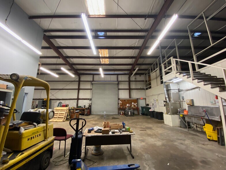 More Photos Of 4950 Washington Blvd, Beaumont Light Manufacturing For Sale