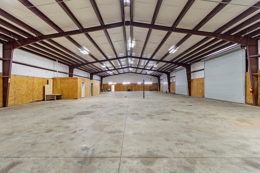 More Photos Of 1502 S Frazier St, Conroe Distribution For Lease