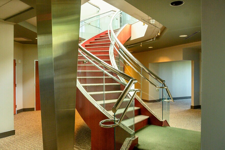 More Photos Of 8226 Bee Caves Rd, Austin Office For Sale