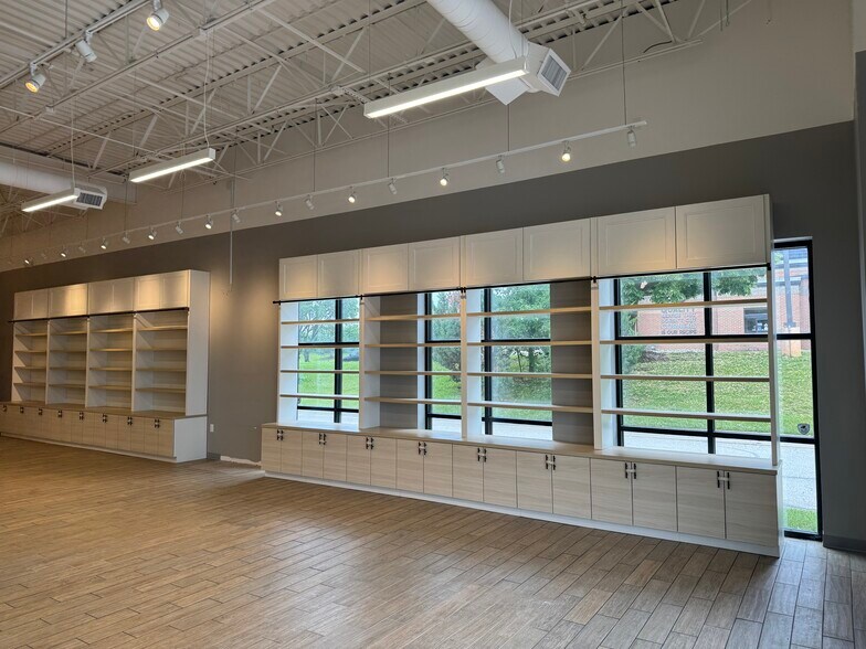 More Photos Of 2015 W Foxwood Dr, Raymore Unknown For Lease