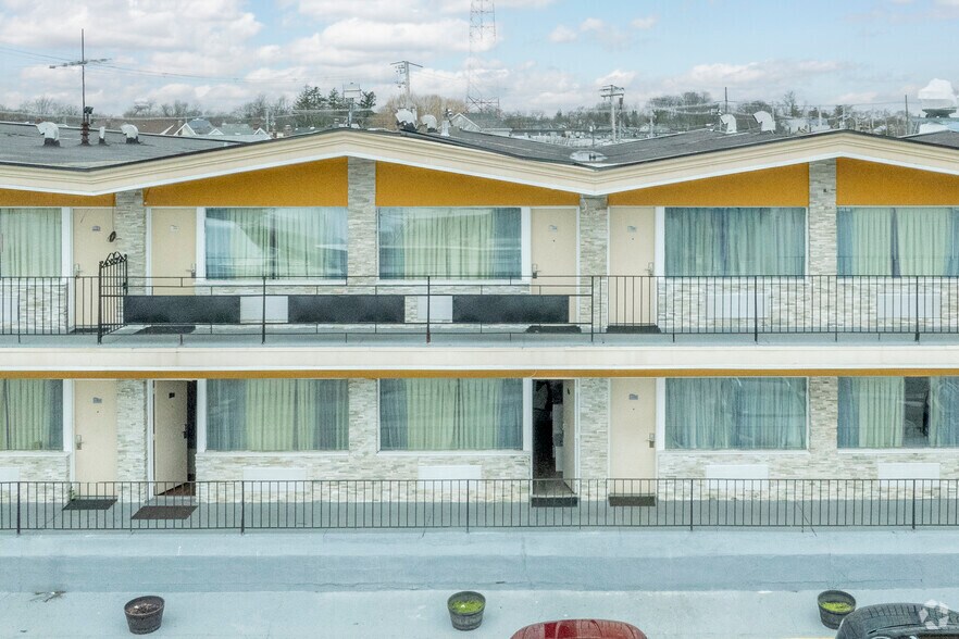 More Photos Of 445 S Main St, Freeport Hotel For Lease