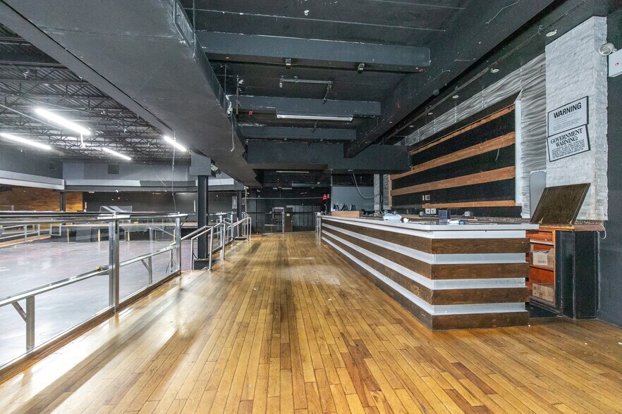 More Photos Of 56-15 Northern Blvd, Woodside Showroom For Sale