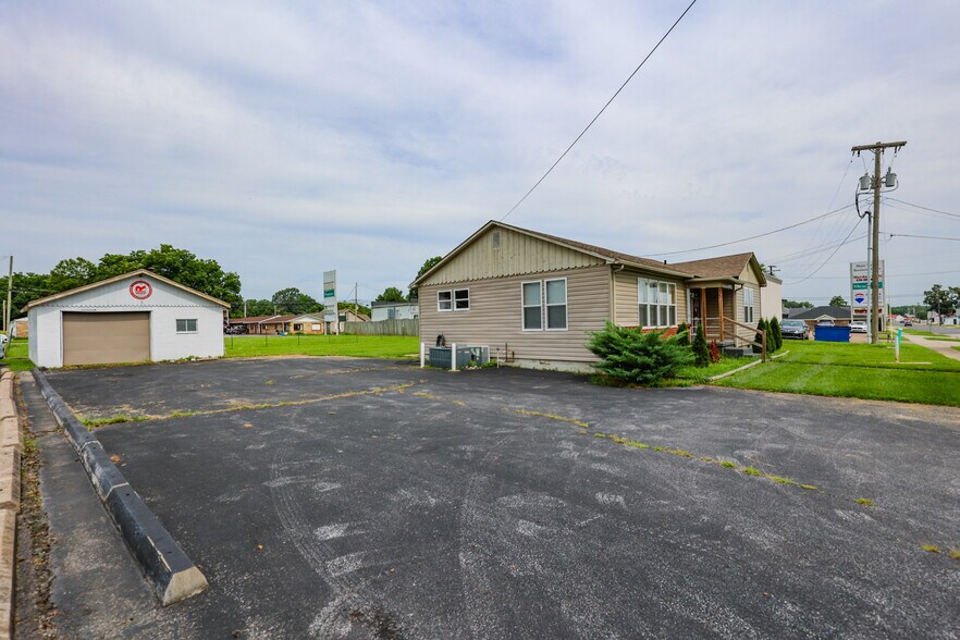 More Photos Of 806 Poplar St, Benton Office For Sale