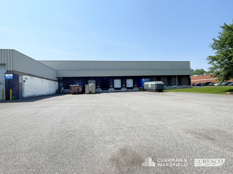 More Photos Of 9450 Allen Dr, Valley View Warehouse For Lease