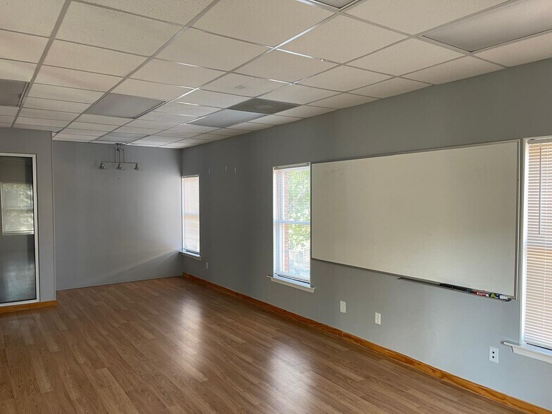 More Photos Of 2312 Peachford Rd, Atlanta Office Residential For Sale