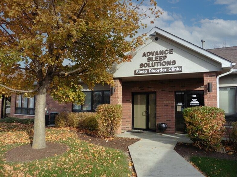 More Photos Of 820 E Terra Cotta Ave, Crystal Lake Office For Sale