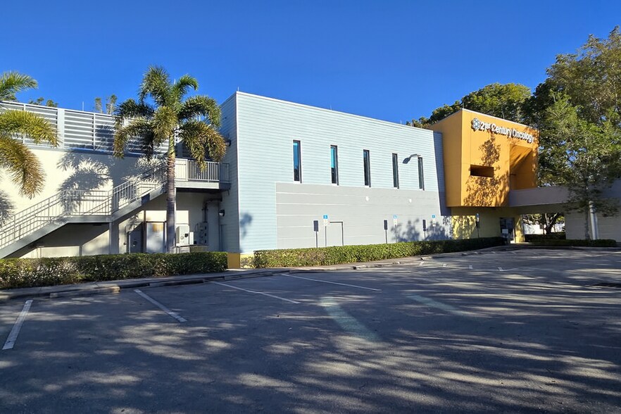 Primary Photo Of 955 10th Ave N, Naples Medical For Lease