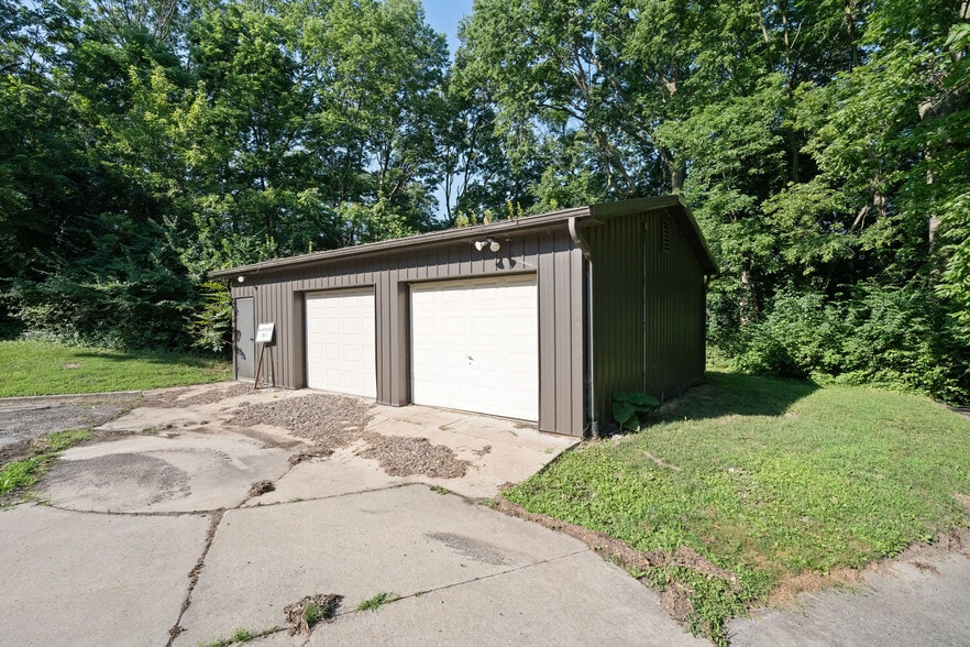 More Photos Of 1015 Michigan Ave, Logansport Flex For Sale