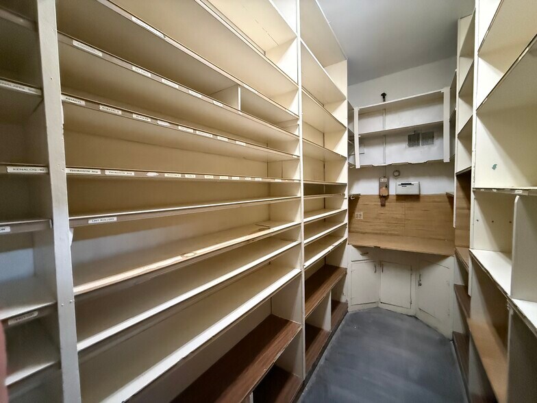 More Photos Of 7184 Alameda Ave, El Paso Veterinarian Kennel For Sale