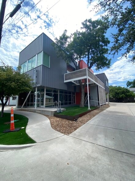 More Photos Of 1632 S 1st St, Austin Office For Lease
