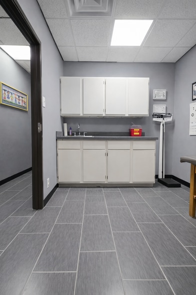 More Photos Of 5913-5921 Lovell Ave, Fort Worth Office For Sale