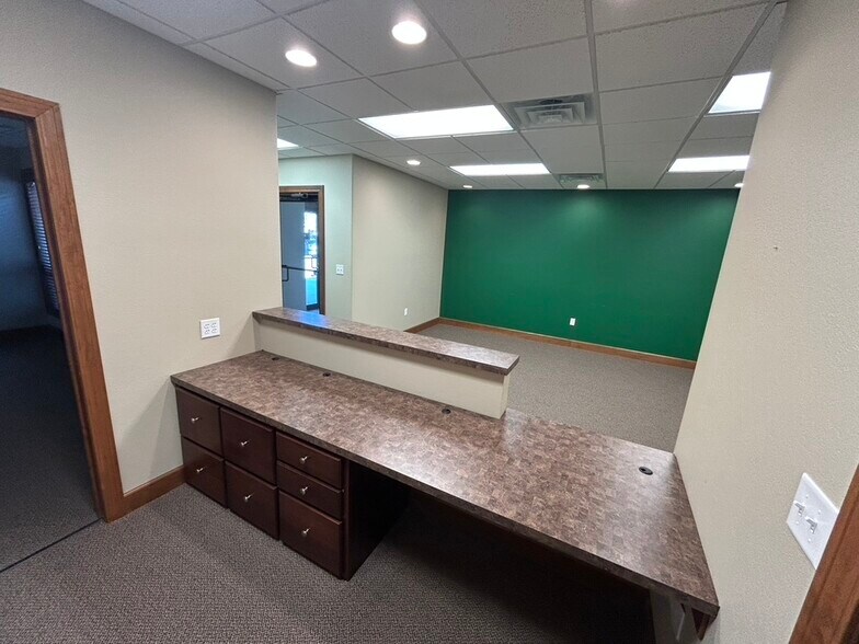 More Photos Of 1607 Tullamore Ave, Bloomington Office For Lease