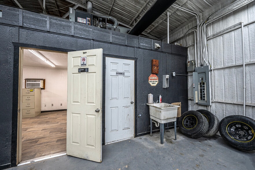 More Photos Of 11206 N Broadway Ave, Ada Warehouse For Sale
