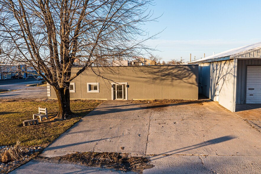 More Photos Of 1301 Fabricon Blvd, Jeffersonville Light Manufacturing For Lease
