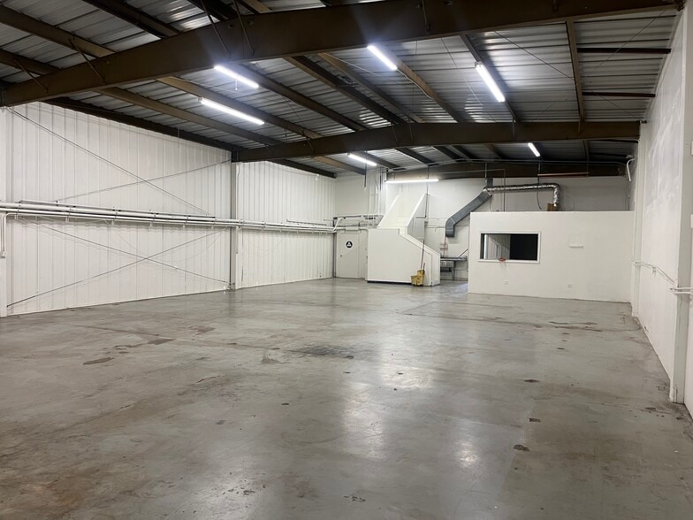 More Photos Of 1113 W Columbus St, Bakersfield Warehouse For Sale