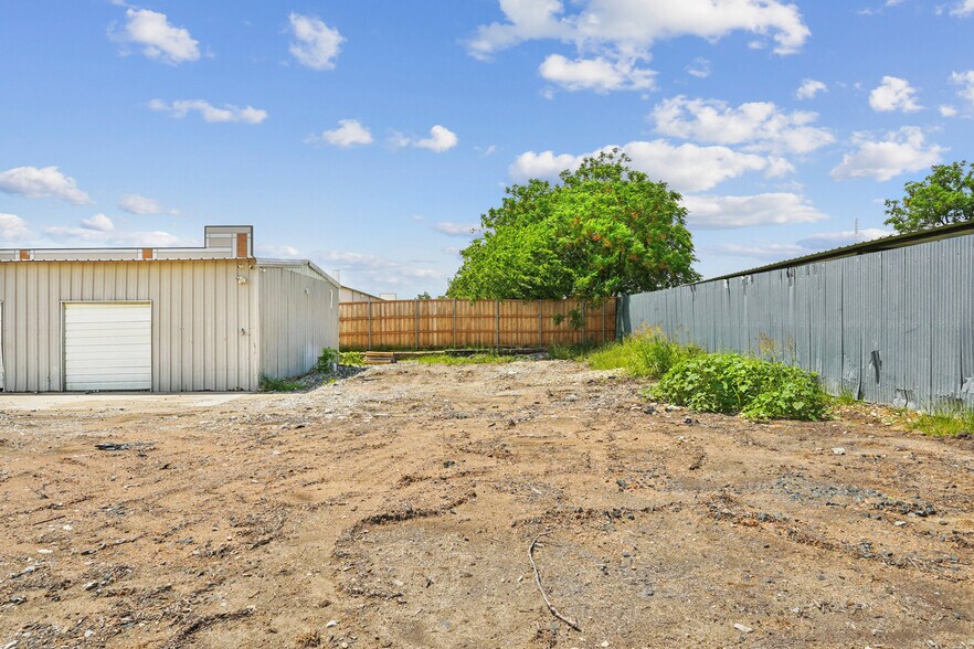 More Photos Of 2423 Hinton Dr, Irving Warehouse For Lease